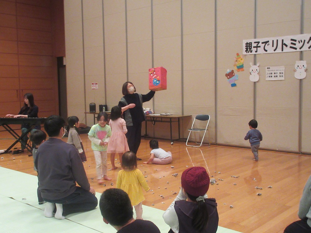 親子で一緒にリトミックを楽しみました♬