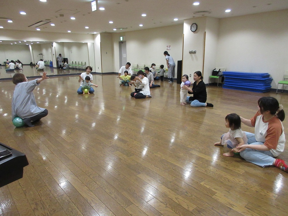 親子で一緒にリトミックを楽しみました♬