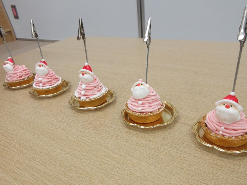 紙粘土でサンタさんのモンブランメモスタンドを作りました♬