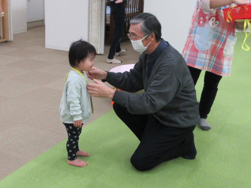 プレゼントをもらってニコニコ