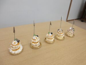 紙粘土でパンケーキのメモスタンドを作りました♬