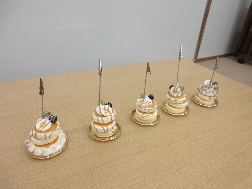 紙粘土でパンケーキのメモスタンドを作りました♬